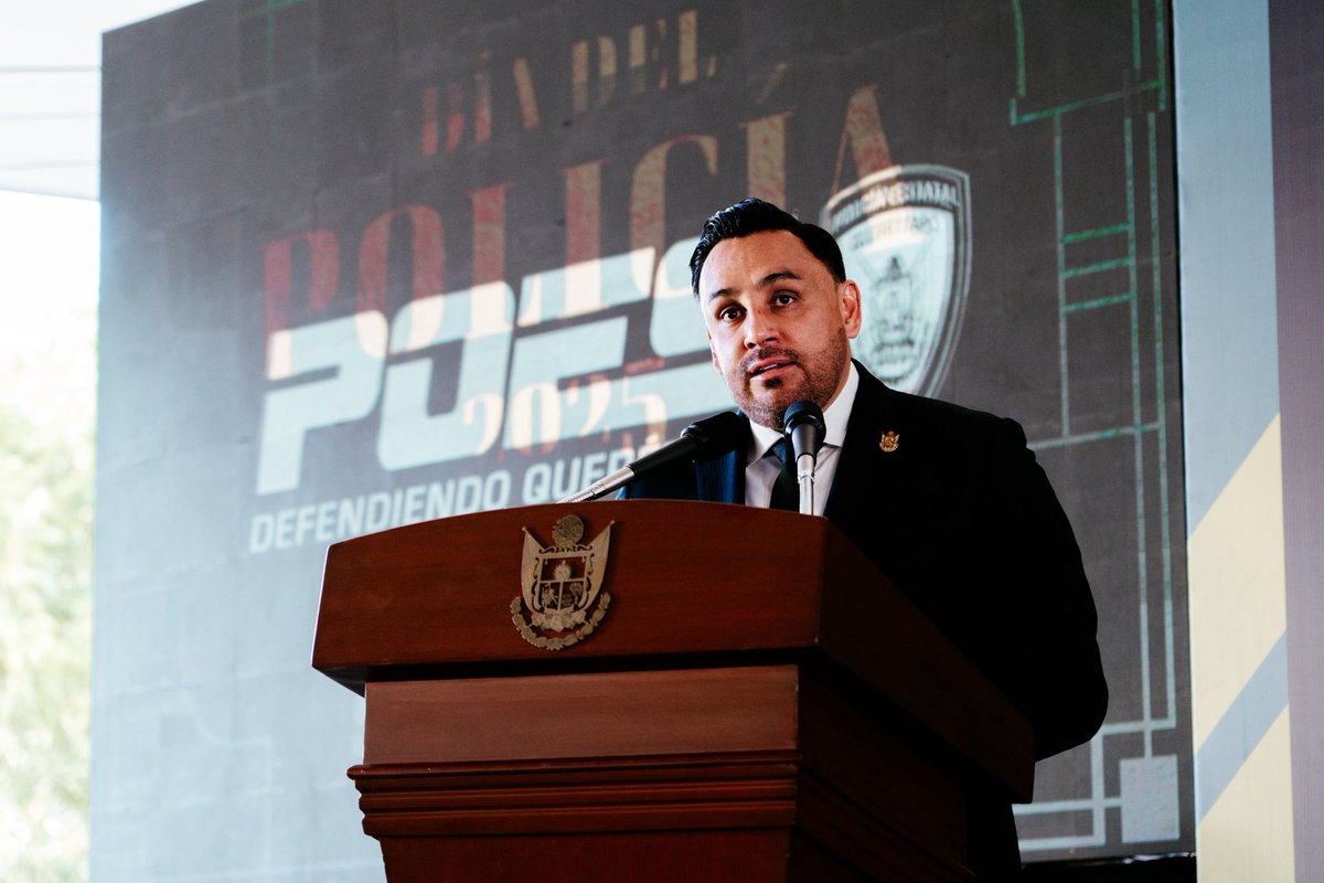 Celebramos el Día del Policía reconociendo a las y los mejores: ¡los de #Querétaro!

Ser policía en nuestro estado es formar parte de la mejor policía del país; es vocación, valentía, inteligencia, preparación, disciplina y compromiso con las familias queretanas, porque detrás