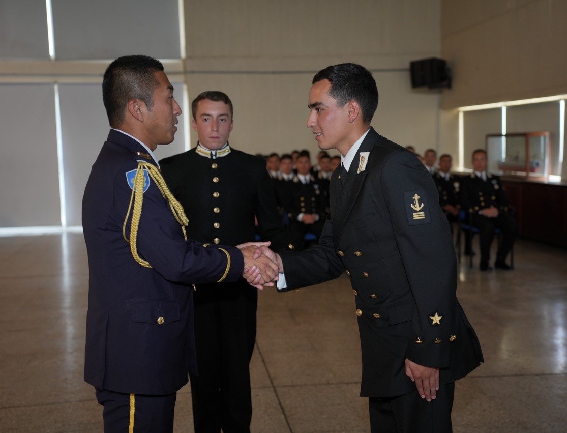 チリ海軍兵学校(@Armada_Chile)における成績優秀卒業生に対して、海上