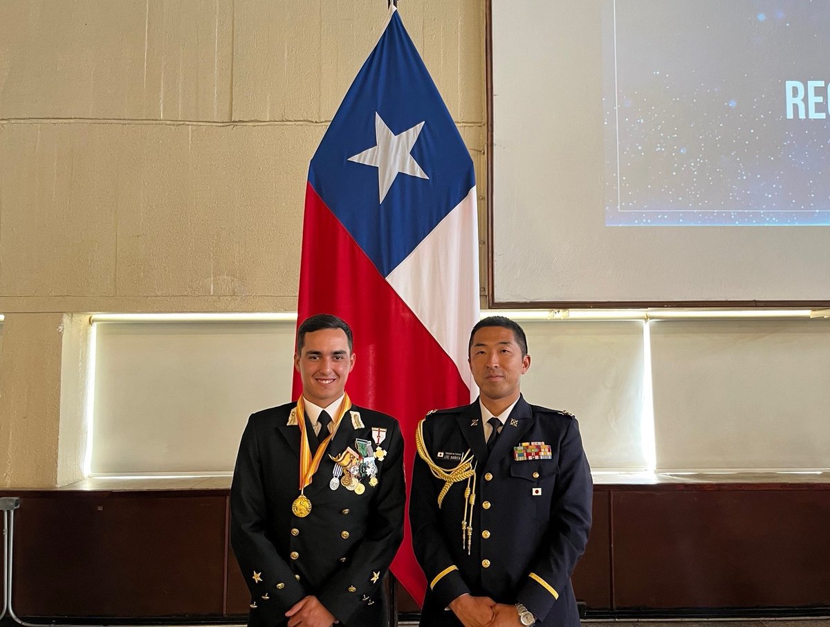 チリ海軍兵学校(@Armada_Chile)における成績優秀卒業生に対して、海上