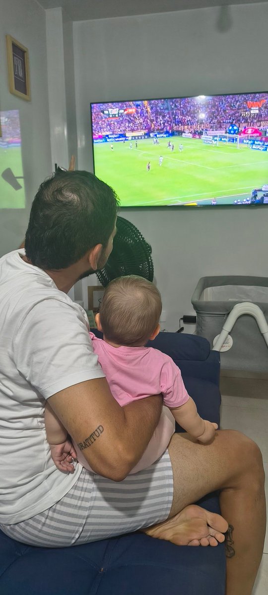 casellesd's tweet photo. con mi hincha Favorita desde bucaramanga con mi YuYu del alma #LAFINALxWIN https://t.co/wAkZQN8POX