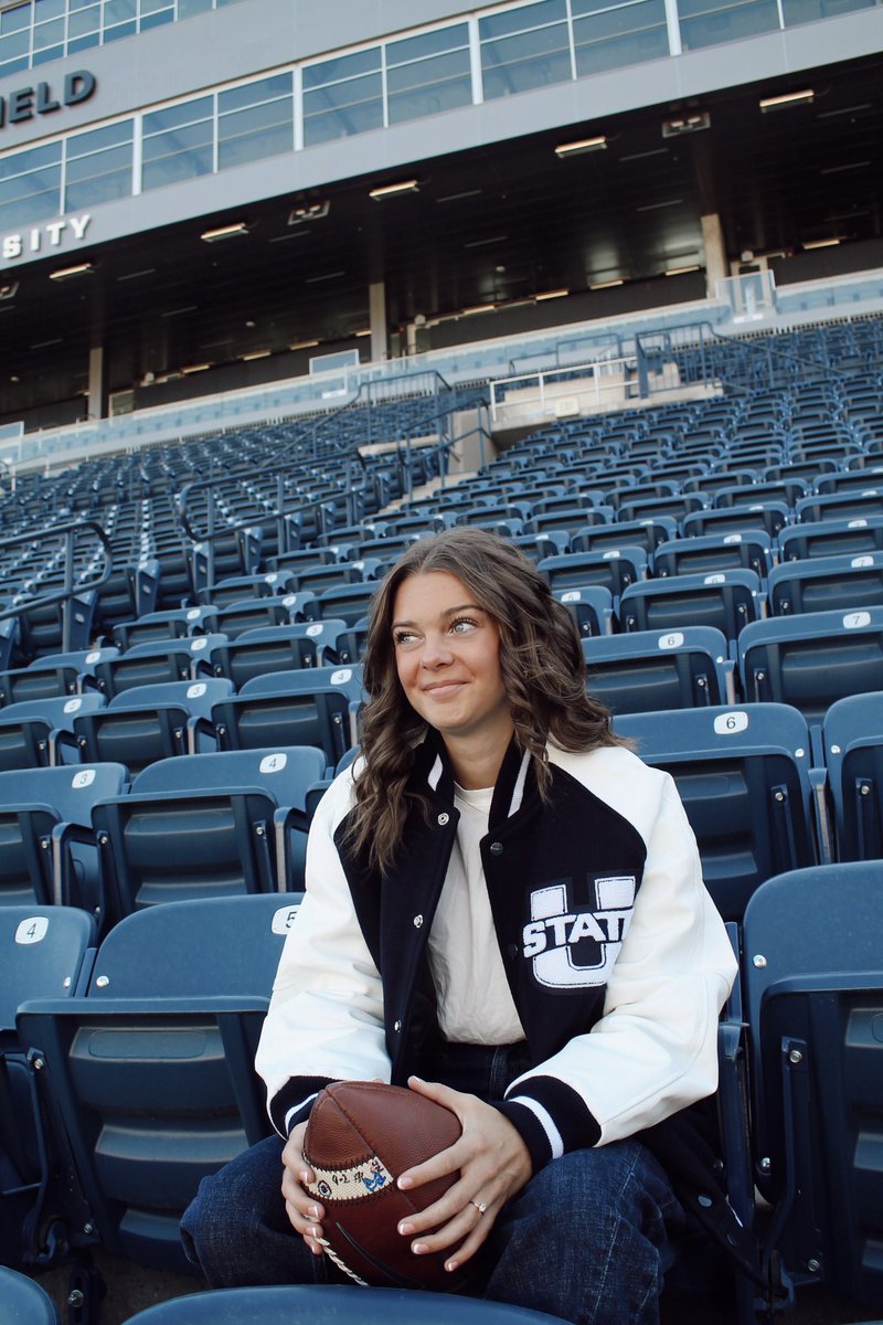 _elsielynn_'s tweet photo. “You can’t trip on the 10 yard line”
I’m officially a college graduate from Utah State University. I received my Undergraduate in Intergraded Studies and a Masters in Sports Management! I’m more excited to push forward and continue this journey as a college graduate! 💙 https://t.co/1TQj3D18Dh