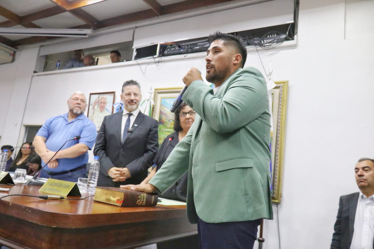 Acompañamos la jura de los  concejales peronistas en el HCD de #Merlo ✌️ 
Desde cada rincón de la Provincia, las y los concejales del peronismo van a defender a cada bonaerense de la crueldad liberal, como lo hace el Gobernador <a href="/Kicillofok/">Axel Kicillof</a> trabajando al servicio de la comunidad💙