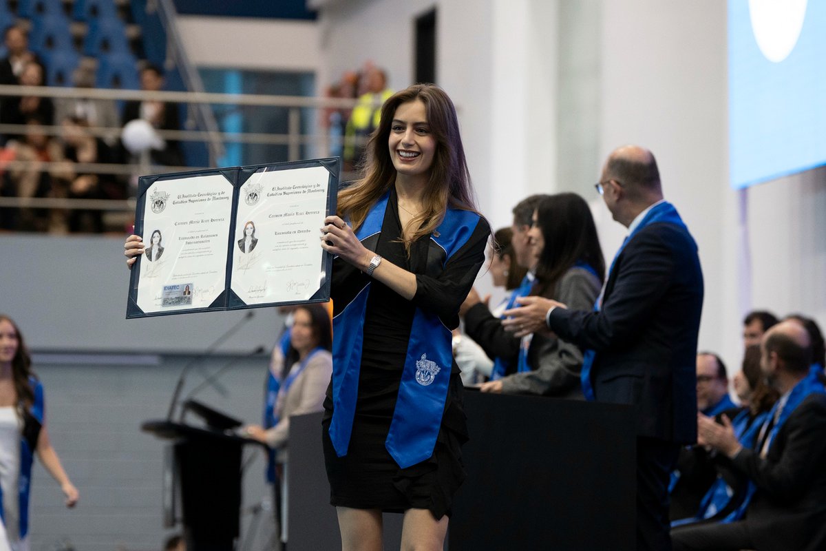 El <a href="/TecdeMonterrey/">Tecnológico de Monterrey</a>, campus Querétaro, entregó títulos profesionales y grados académicos a 208 estudiantes de profesional, posgrado y doctorado, entre ellos a Carmen María Kuri Herrera (hija del gobernador <a href="/makugo/">Mauricio Kuri</a> y de Car Herrera, presidenta del DIF Estatal Querétaro.