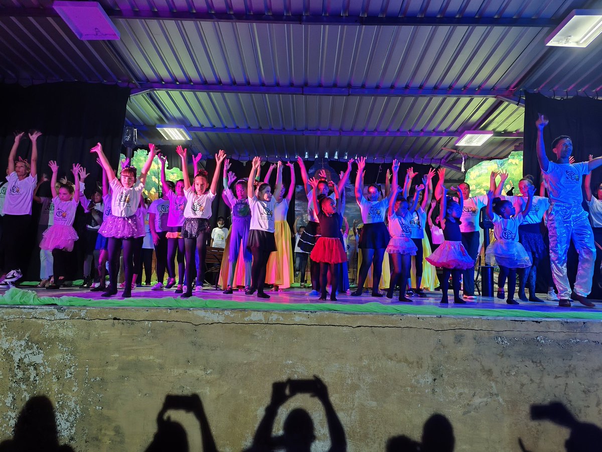 La Colmenita Pinera, estrenó su espectáculo "Cuentos Para Matilda" como parte de las celebraciones por el 195 aniversario de la fundación de Nueva Gerona, el 67 del Triunfo de la Revolución, y la Jornada por la Cultura Pinera #IslaDeLaJuventud #SentirPinero #100AñosConFidel