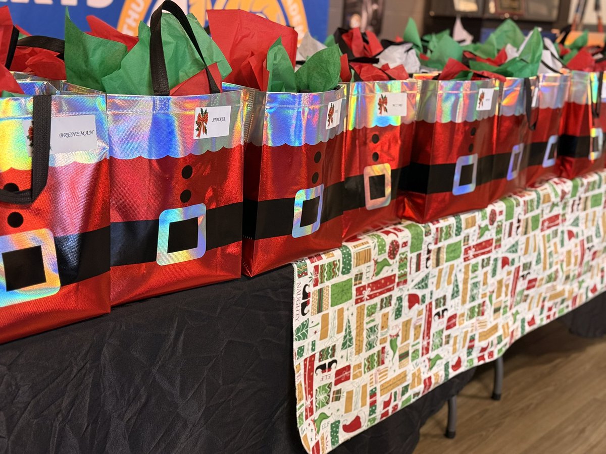 DrMarkJGonyea's tweet image. Had a great day yesterday thanking our faculty and staff for their amazing work! They are truly #theHeARTofExcellence @mrsjgehrke