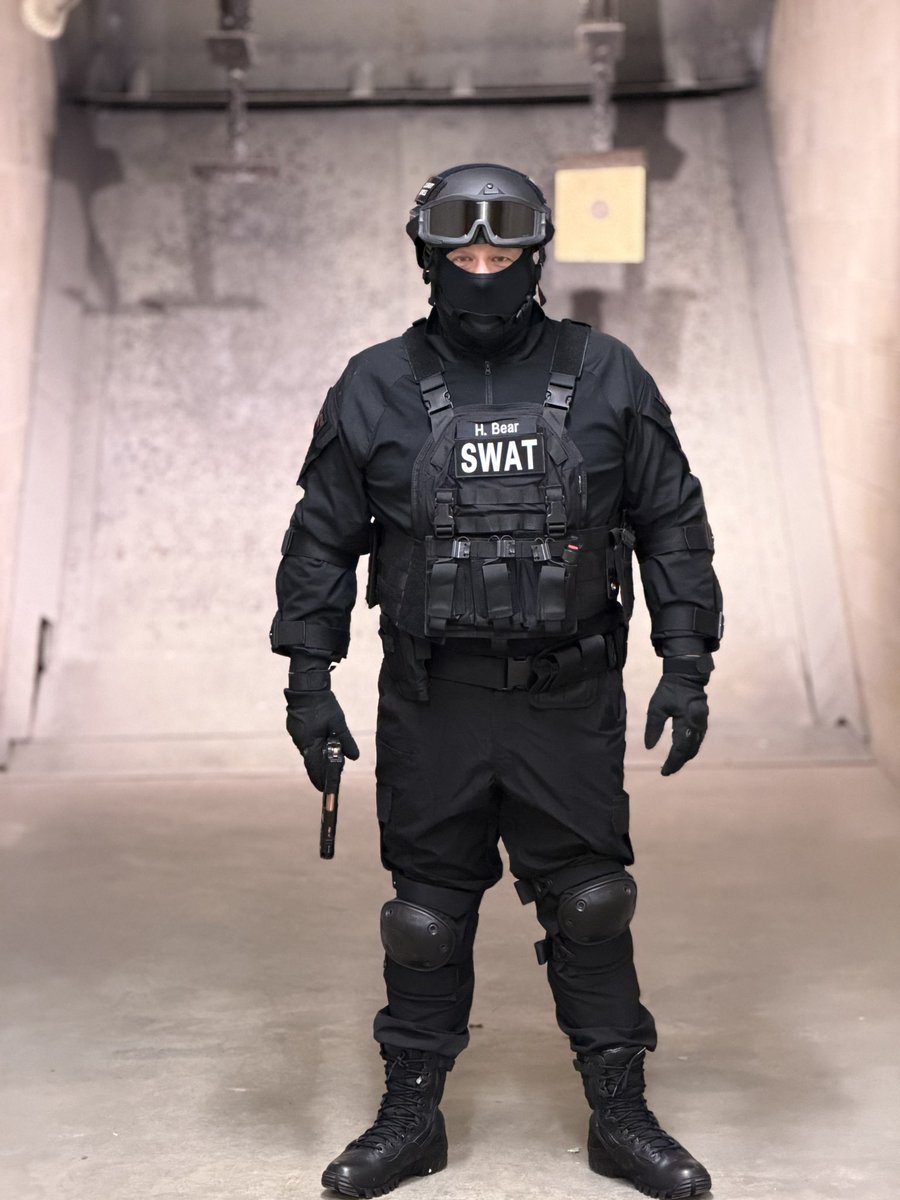 ahikingbear's tweet image. Having fun at the shooting range