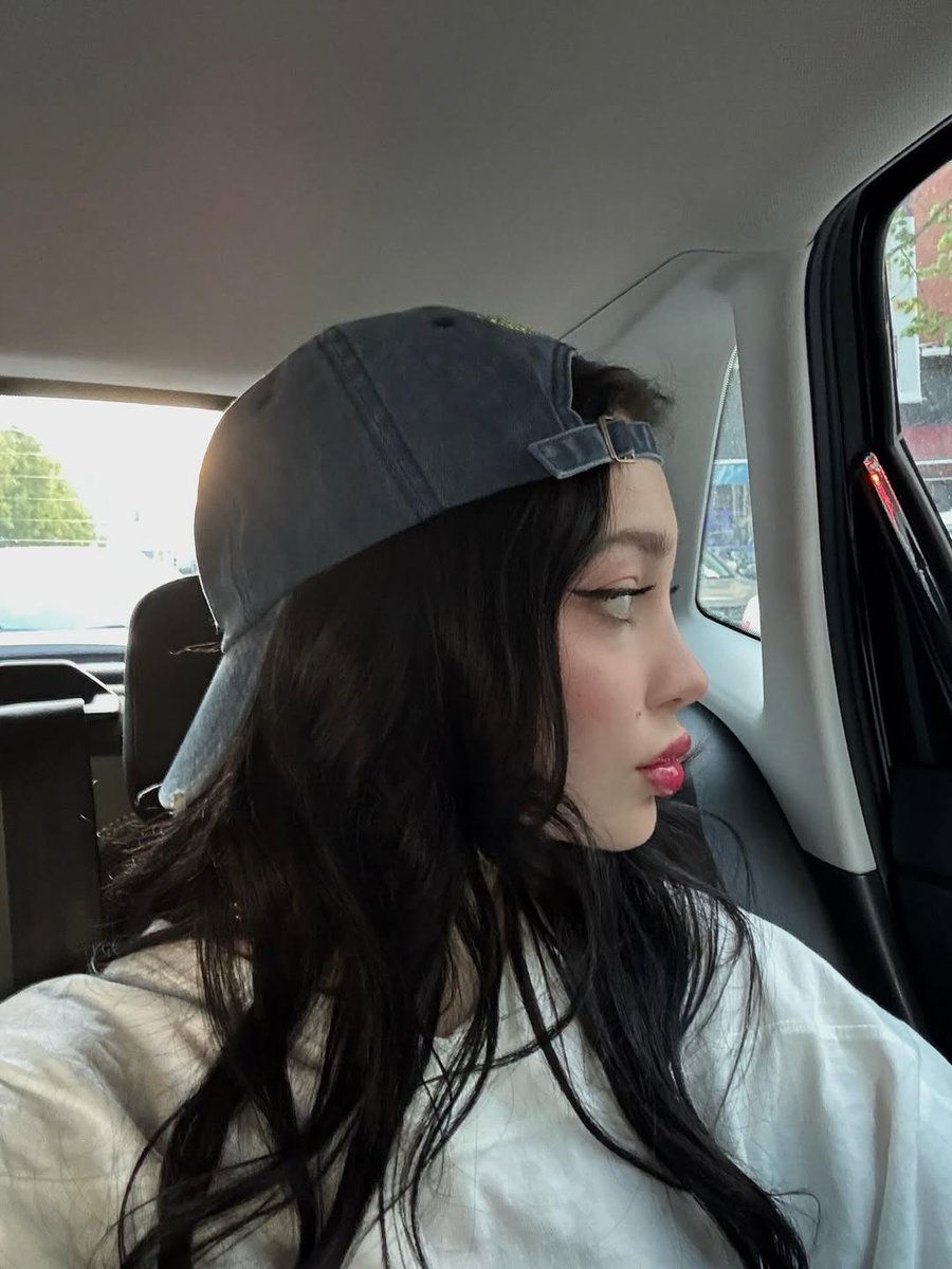 cool girl w a touch of side profile aweee 🤘