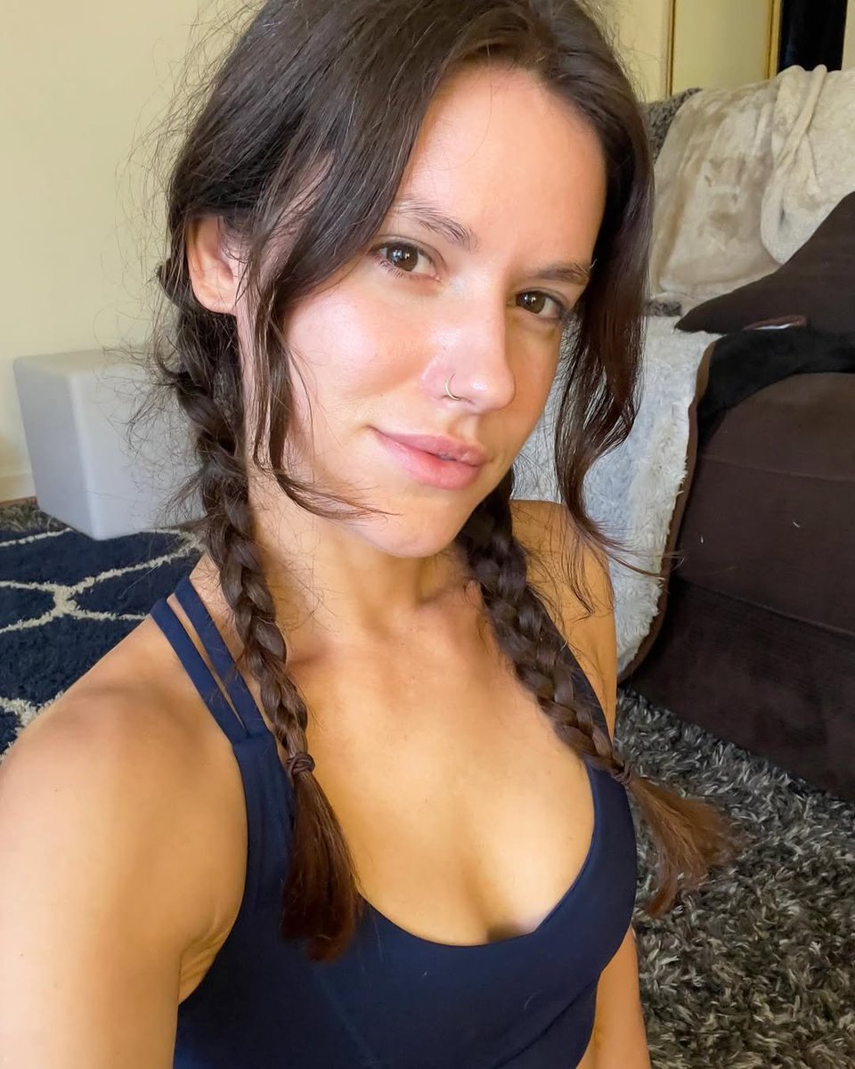 Emilia Mitchel tweet media