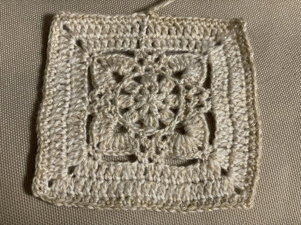 ami_note_'s tweet image. あまり糸で
遅ればせながら参加
今日はダボ買いに行ってくる

#かぎ針編みアドベント2025