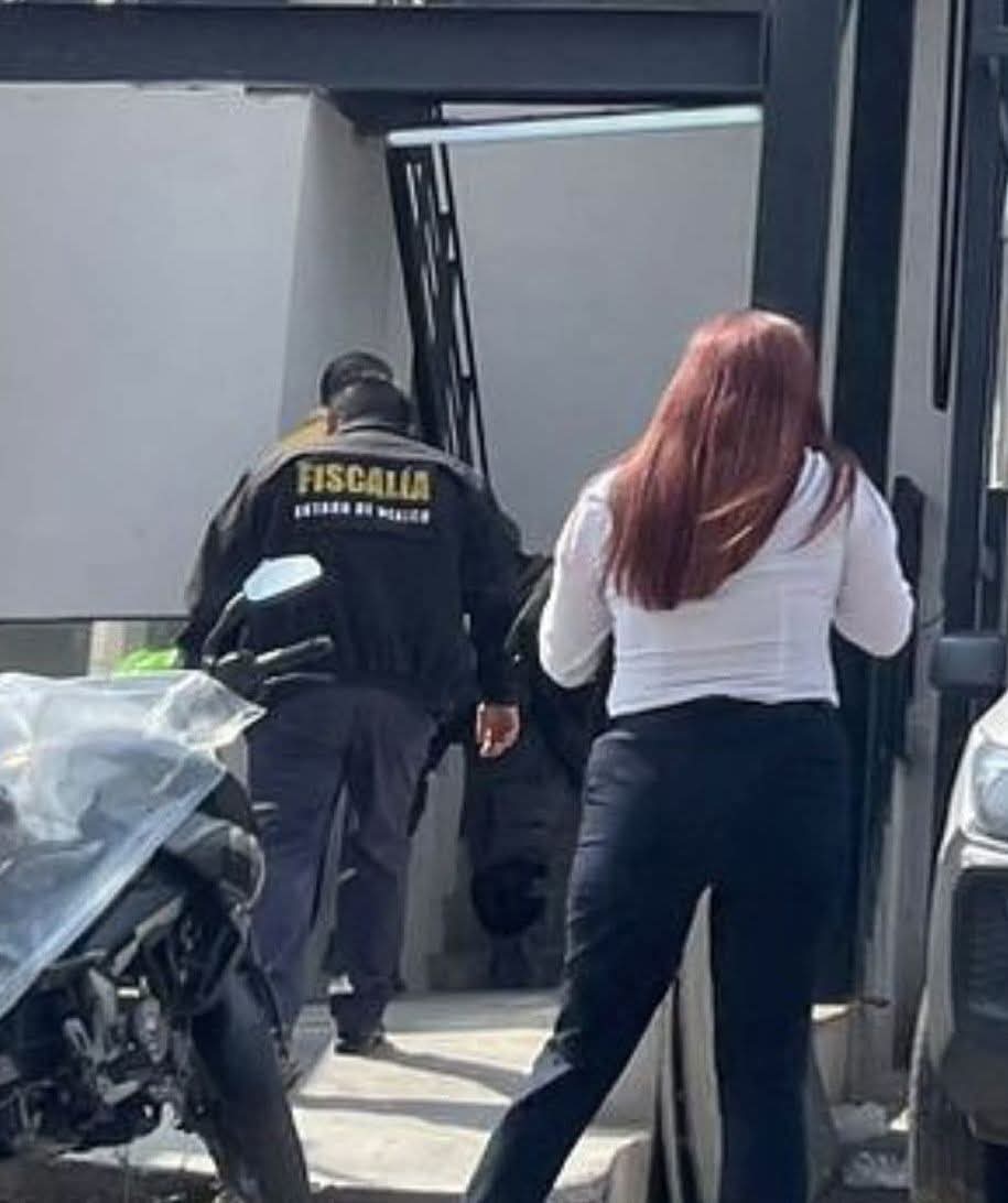 Está mañana en El Arenal, #Huixquilucan, la Fiscalía del Estado de México junto a la Marina y la Guardia Nacional llevaron a cabo un operativo contra pipas dedicadas al huachicoleo de combustible. 
Gente de Enrique Vargas del Villar.