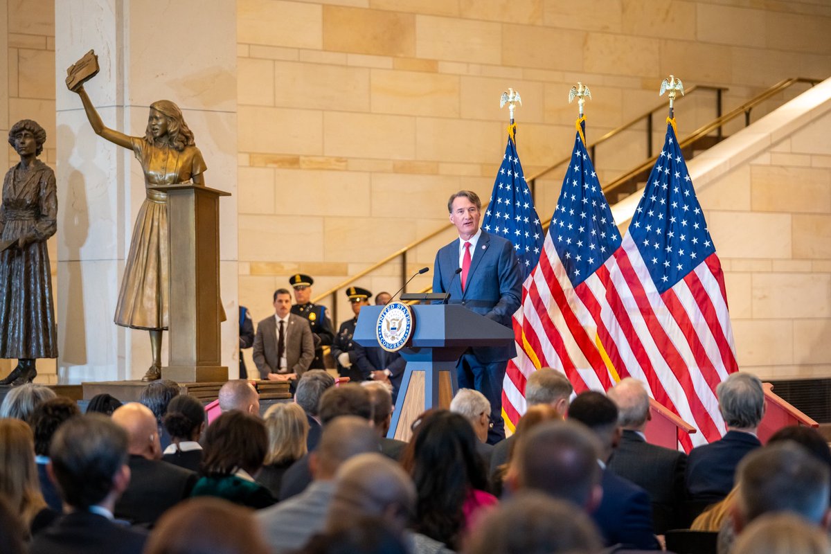 GovernorVA74's tweet image. Today we gathered in Emancipation Hall of the U.S. Capitol to dedicate the Barbara Rose Johns statue, to honor her legacy as a trailblazer, and ensure her story of courage and conscience is a story for generations to come. 

You can’t tell the story of Virginia, or the story of…