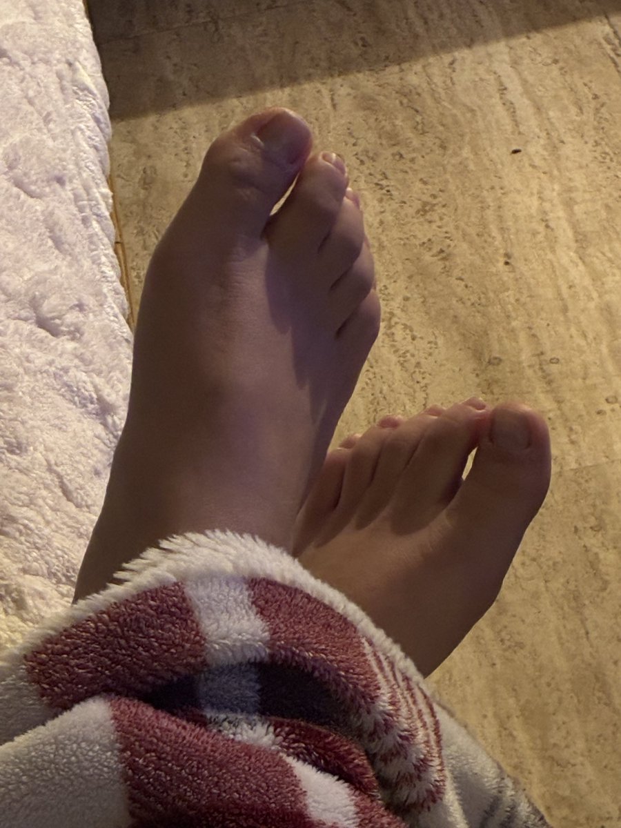 PincelFeet's tweet photo. Cozy tonight 🥶 
#FeetPics https://t.co/ulgINJpVVJ