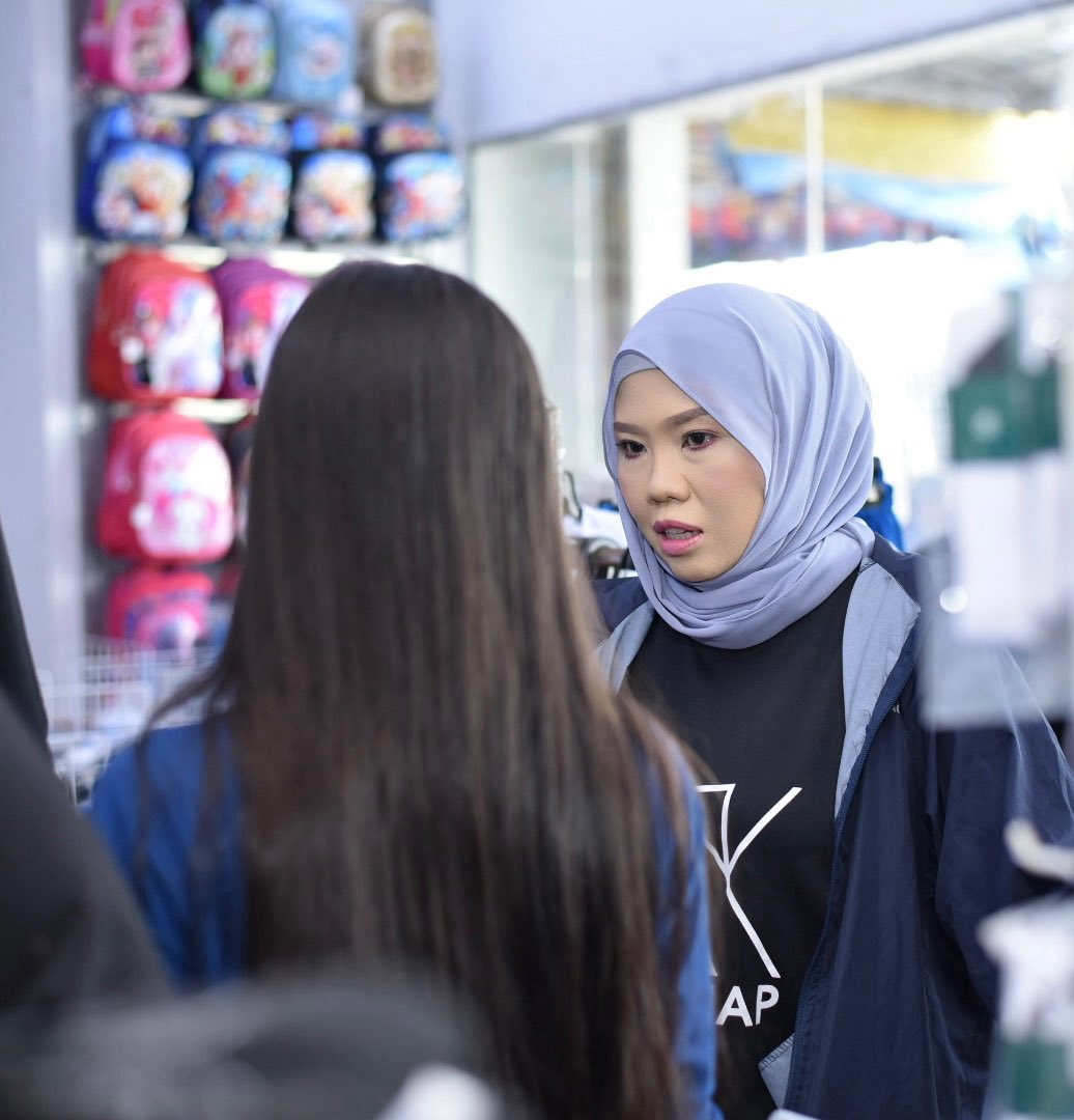 Remaja ni baru berumur 14 tahun
Kematian bapa sebulan yang lepas
Sekarang bantu mak meniaga pasar Malam jual rojak

Kami bawa beliau dan adiknya beli pakaian sekolah
Dan kasut sekolah baru 

Belajar rajin2 … dan ubah nasib keluarga nanti yer 🩷

NK
Puteri Wangsa