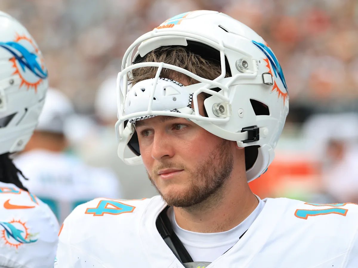 BREAKING: The #Dolphins are making a change by starting rookie QB Quinn Ewers this week against the #Bengals. 

QB Tua Tagovailoa remains in concussion protocol.