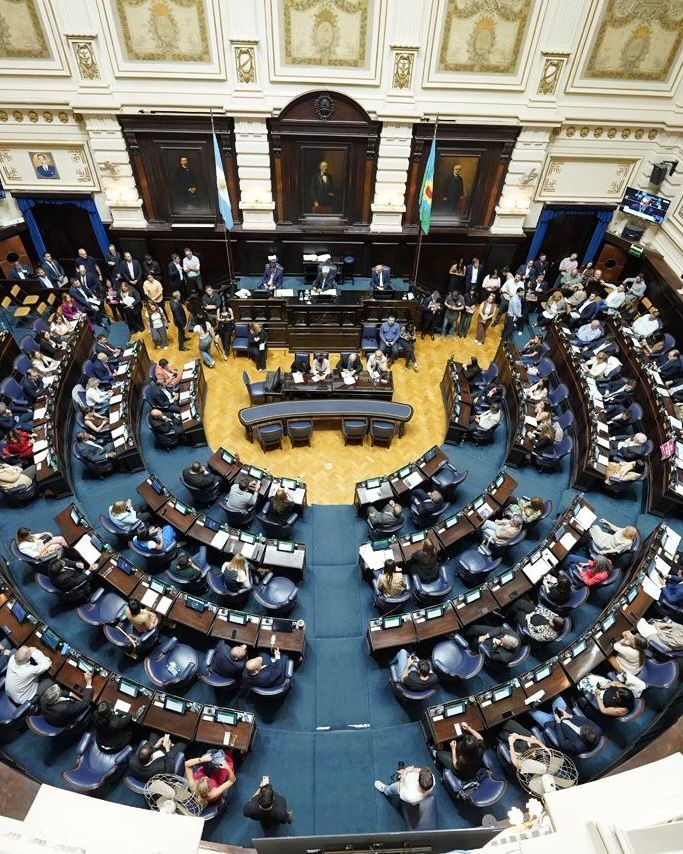 JPdeJesusOK's tweet photo. En la sesión de hoy en @HCDiputadosBA, seguimos avanzando con iniciativas que impactan de manera concreta en la vida de los bonaerenses.
Aprobamos una ley que agiliza los procesos de adopción, acortando los tiempos y garantizando más derechos para los chicos, así como acompañamiento para quienes desean adoptar.
También avanzamos en una iniciativa que regula el uso de teléfonos celulares en las escuelas, con el objetivo de fortalecer los procesos educativos y cuidar a niños y adolescentes.