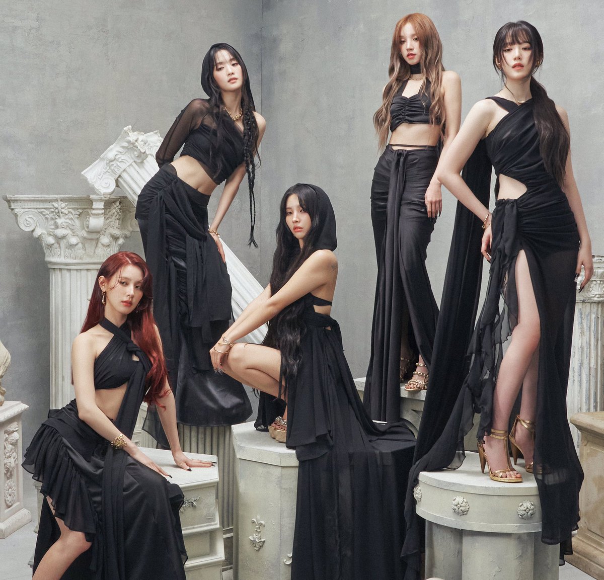 SOYEON talking about i-dle's career:

“I want to do activities with i-dle until i die and work without being bound by a genre.”
