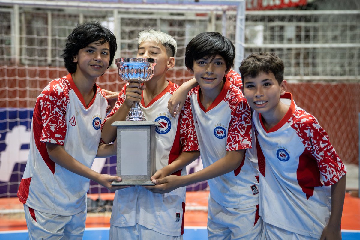 FutsalAAAJ's tweet image. #AAAJ 🐞 CON AMIGOS Y EN FAMILIA ♥️

¡LA COPA DE LA LIGA SE QUEDÓ EN PATERNAL!
¡VAMOS CAMPEÓN! 🔥

🏆 @LAAMBAOK