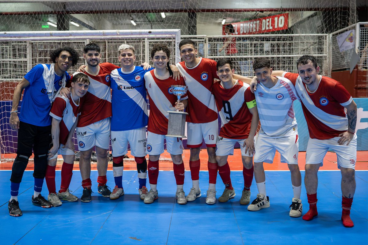FutsalAAAJ's tweet image. #AAAJ 🐞 CON AMIGOS Y EN FAMILIA ♥️

¡LA COPA DE LA LIGA SE QUEDÓ EN PATERNAL!
¡VAMOS CAMPEÓN! 🔥

🏆 @LAAMBAOK