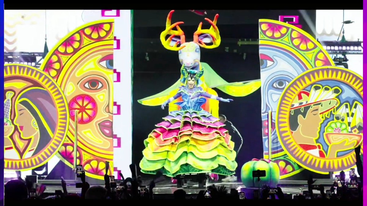 DragBasee's tweet photo. Nayla Down's look for the category 'Lo Que Más Amo de México' #LMD7 https://t.co/aiAKiHRZrj