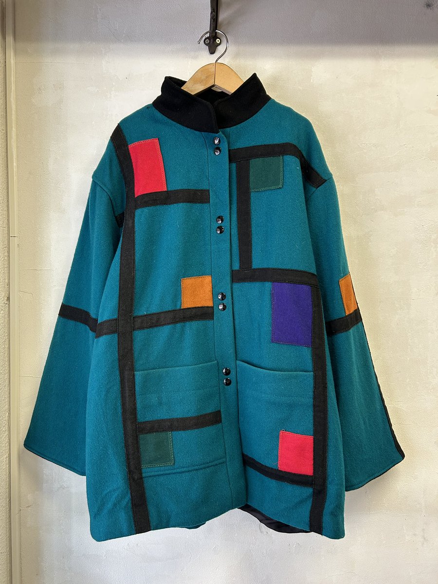 【レトロ】アルベロベロ♥️お買い物ぶたさんカラフルな街並み　グリーン　コート羽織 レトロ】アルベロベロ♥️お買い物ぶたさんカラフルな街並み グリーン