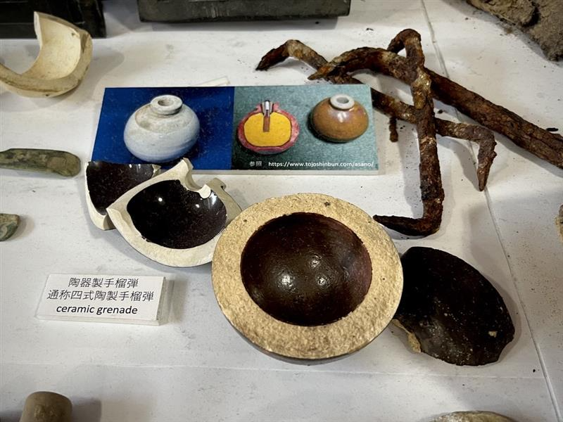未公開壕遺留品展に陶器製手榴弾について新たな説明文を展示しました