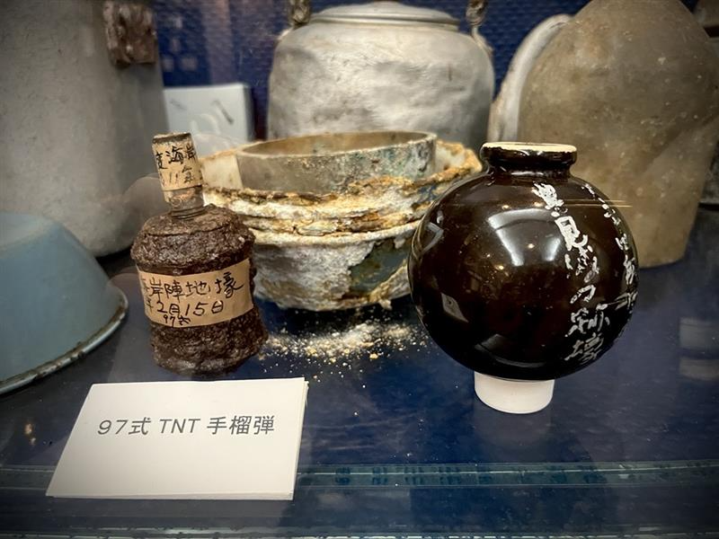 未公開壕遺留品展に陶器製手榴弾について新たな説明文を展示しました