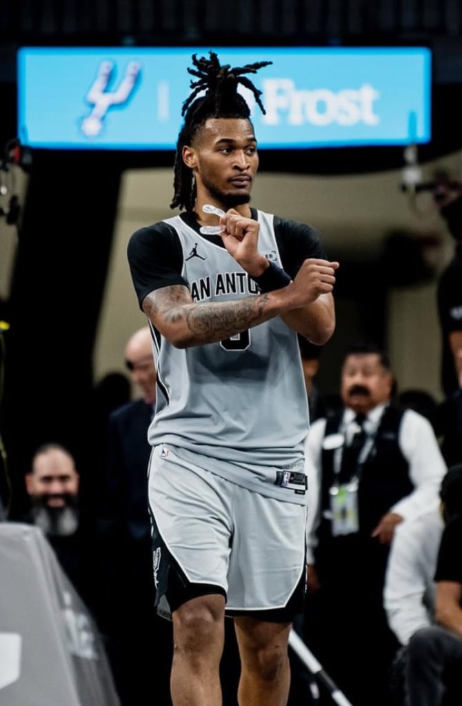 TheHoopCentral's tweet image. Stephon Castle tonight:

15 Points
12 Assists
7 Rebounds 
5/15 FGM
35 Minutes