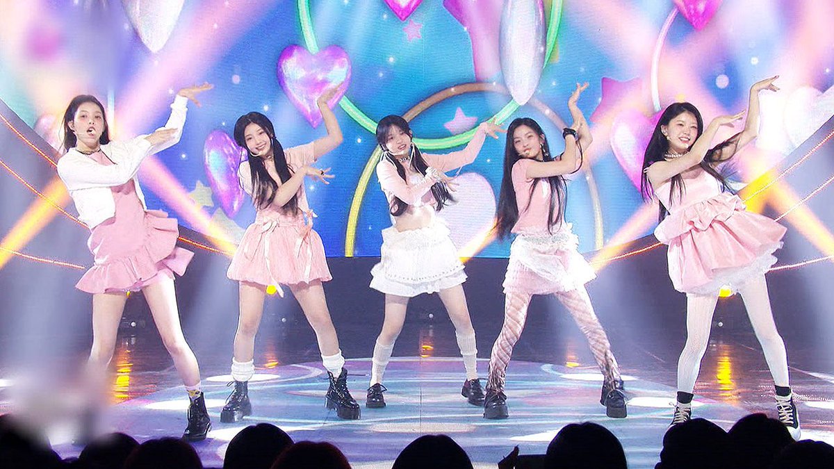 니들 말로 컨셉이 마법소녀라며 그럼 이런거 입으면 되는거 아닌가? 레이스 장식, 프릴 이런 스타일에 시작해서 충분히 개성있게 입힐수 있는데 갑자기 y2k 마법소녀 시전하니까 세상이 다 ??? 하지