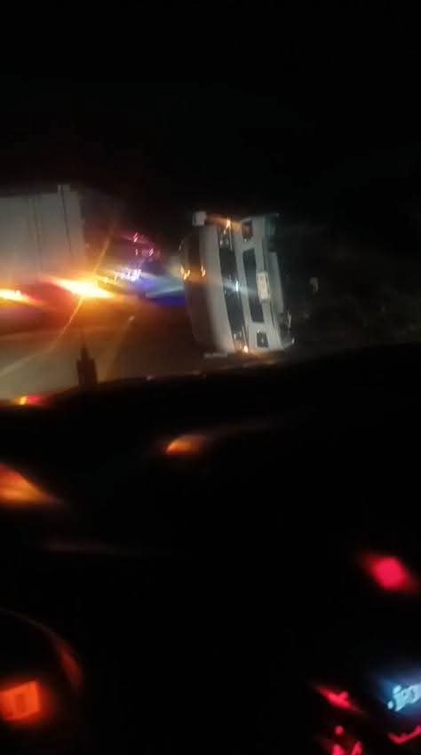 #FOTOREPORTE 📸 | #Oaxaca: Accidente vehicular en el libramiento de #Pochutla

Se registró un accidente sobre la carretera federal 200, a la altura del libramiento de San Pedro Pochutla, donde un automóvil particular y una urban colisionaron. Bomberos “El Pochutleco” se movilizan