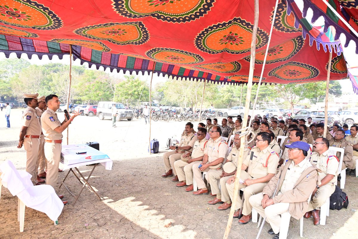 adilabad_sp's tweet photo. 🗳️ District Police are fully prepared for the #3rdphase of #GramPanchayat elections ✅
📍 6 mandals | 151 villages | 204 polling locations
👮♂️ 938 police personnel deployed
⚠️ Sec 163 BNSS (144) in force
🛡️ Special forces at critical booths
🕊️ Peaceful & fair polling ensured https://t.co/UIybsvqkf1