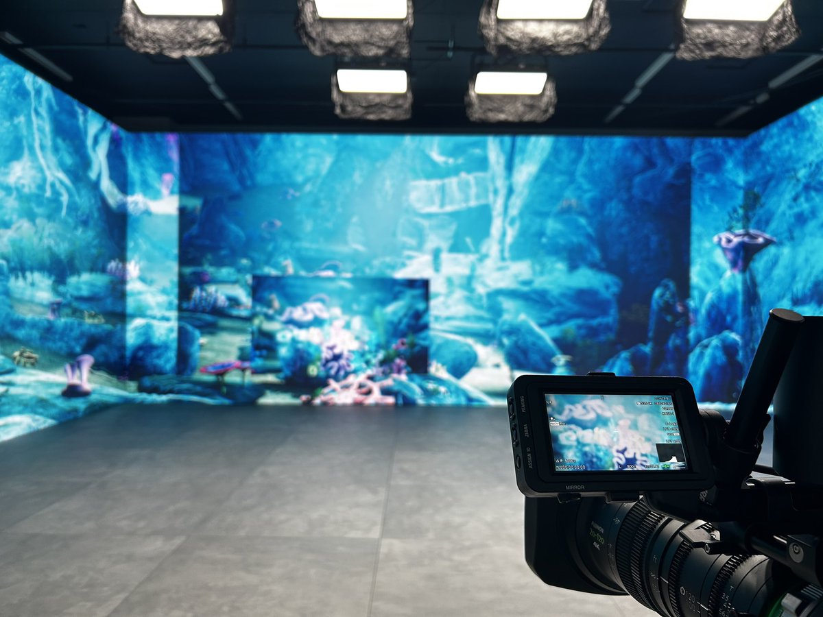 VPLab_kitasando's tweet image. 想像を具現化できるスタジオ、
"北参道スタジオ"🎥🎞✨

LEDパネルにCGを投影､､､
海、雪山、宇宙などロケに行くには厳しい場所、
サイバーシティや異世界などの仮想空間､､､
様々な撮影に対応し、「合成済みの完パケ」を作成いたします✨

#VPLab
#LEDスタジオ
#スタジオレンタル