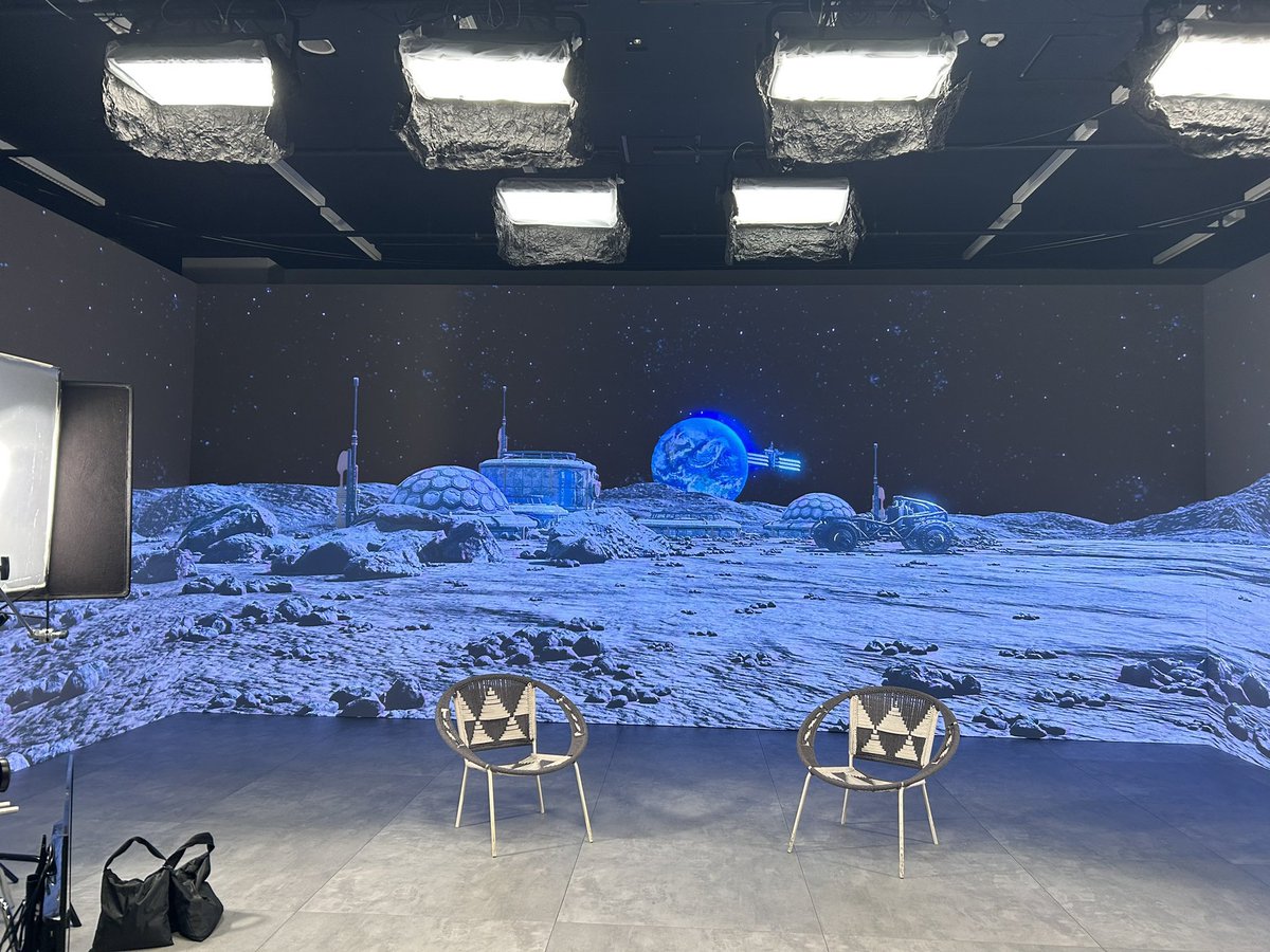 VPLab_kitasando's tweet image. 想像を具現化できるスタジオ、
"北参道スタジオ"🎥🎞✨

LEDパネルにCGを投影､､､
海、雪山、宇宙などロケに行くには厳しい場所、
サイバーシティや異世界などの仮想空間､､､
様々な撮影に対応し、「合成済みの完パケ」を作成いたします✨

#VPLab
#LEDスタジオ
#スタジオレンタル