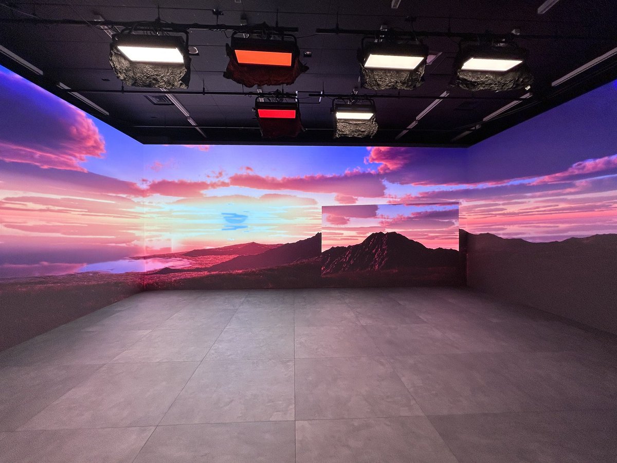 VPLab_kitasando's tweet image. 想像を具現化できるスタジオ、
"北参道スタジオ"🎥🎞✨

LEDパネルにCGを投影､､､
海、雪山、宇宙などロケに行くには厳しい場所、
サイバーシティや異世界などの仮想空間､､､
様々な撮影に対応し、「合成済みの完パケ」を作成いたします✨

#VPLab
#LEDスタジオ
#スタジオレンタル