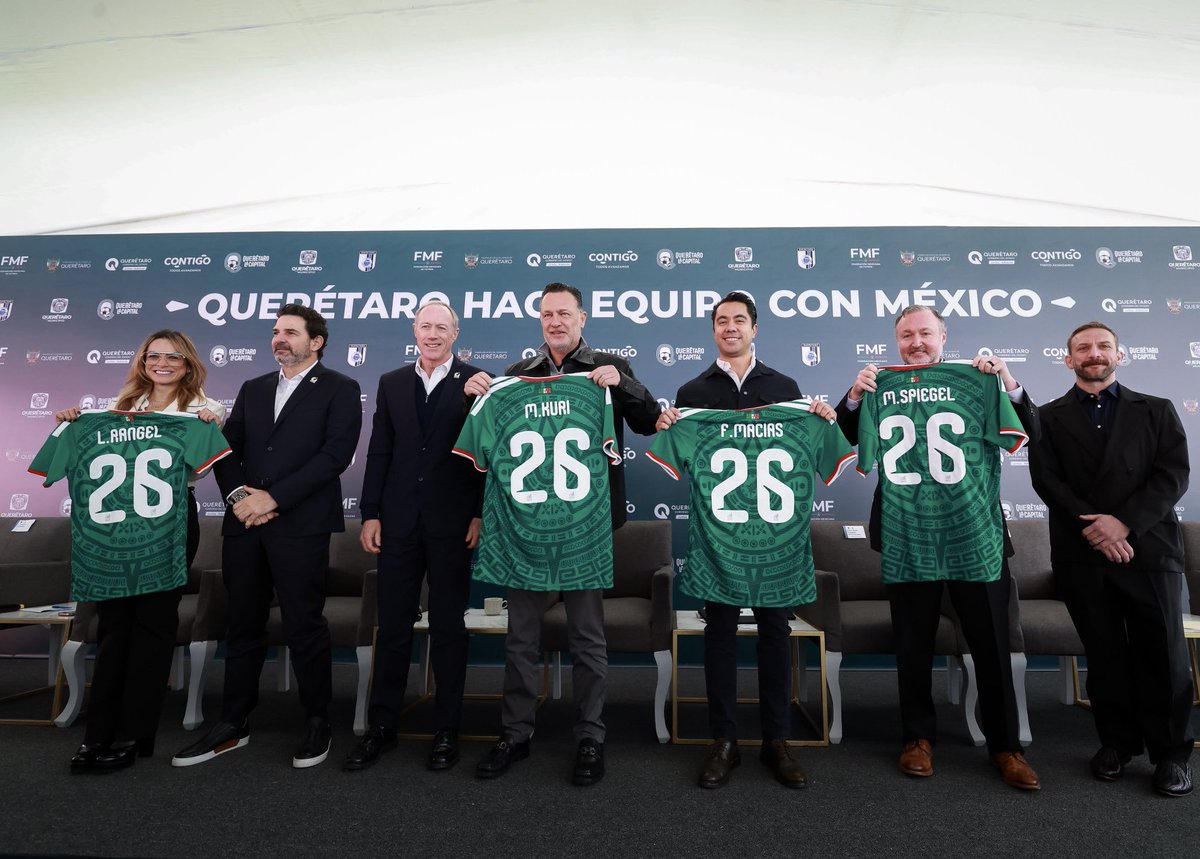 Varias lecturas del evento de hoy.
La nueva directiva de GALLOS tiene una gran carta de presentación en la FMF. 
Mr. Spiegel recibe el espaldarazo de la selección, en conjunto con el Gobierno del Estado de Querétaro.
El presente y futuro inmediato para la afición de Querétaro