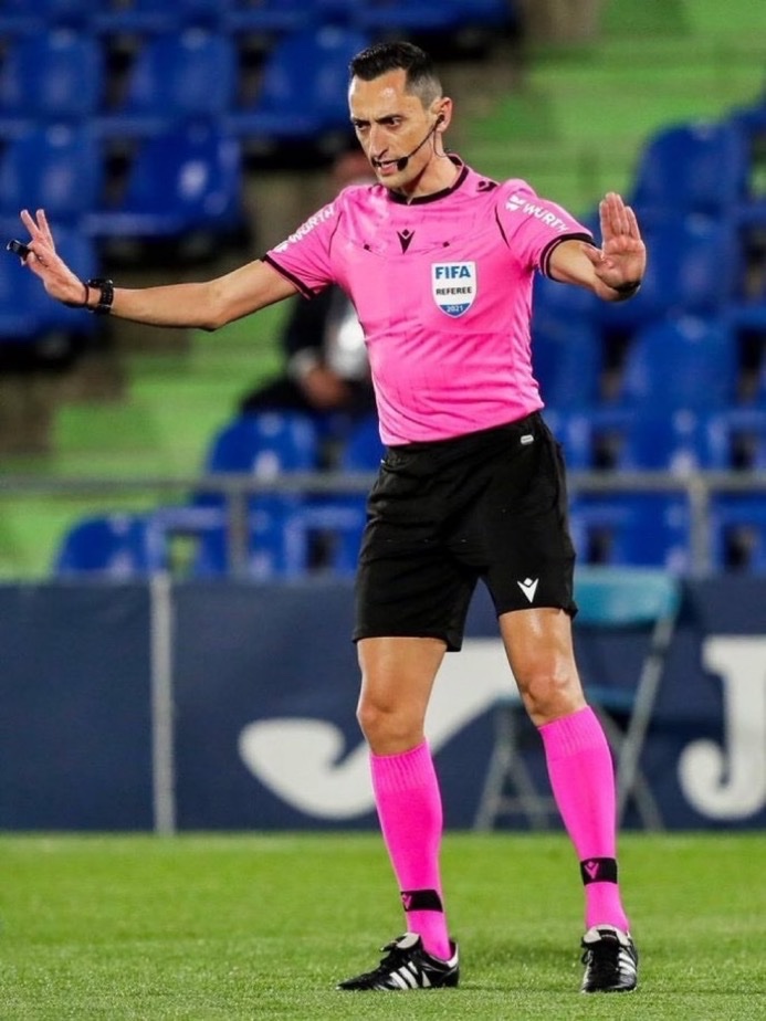 MadridUniversal's tweet image. 🚨 Spanish referee Sanchez Martinez has been included in FIFA's pre-list of referees for the World Cup next year.

He is one of those who allegedly used to meet with the son of Negreira at a hotel before matches to "talk".

Also, Real Madrid have a 61% win rate with him while…