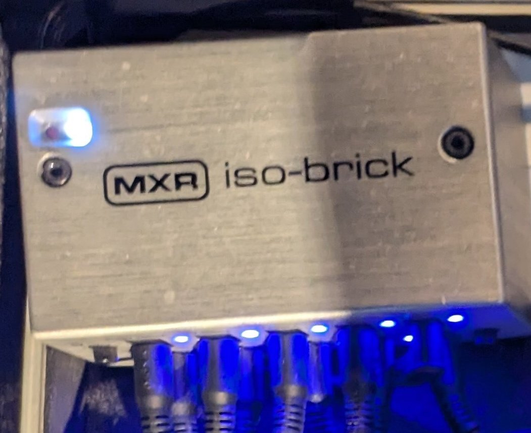 発売してすぐに買った MXR iso-brickです 省スペースで10個繋げる