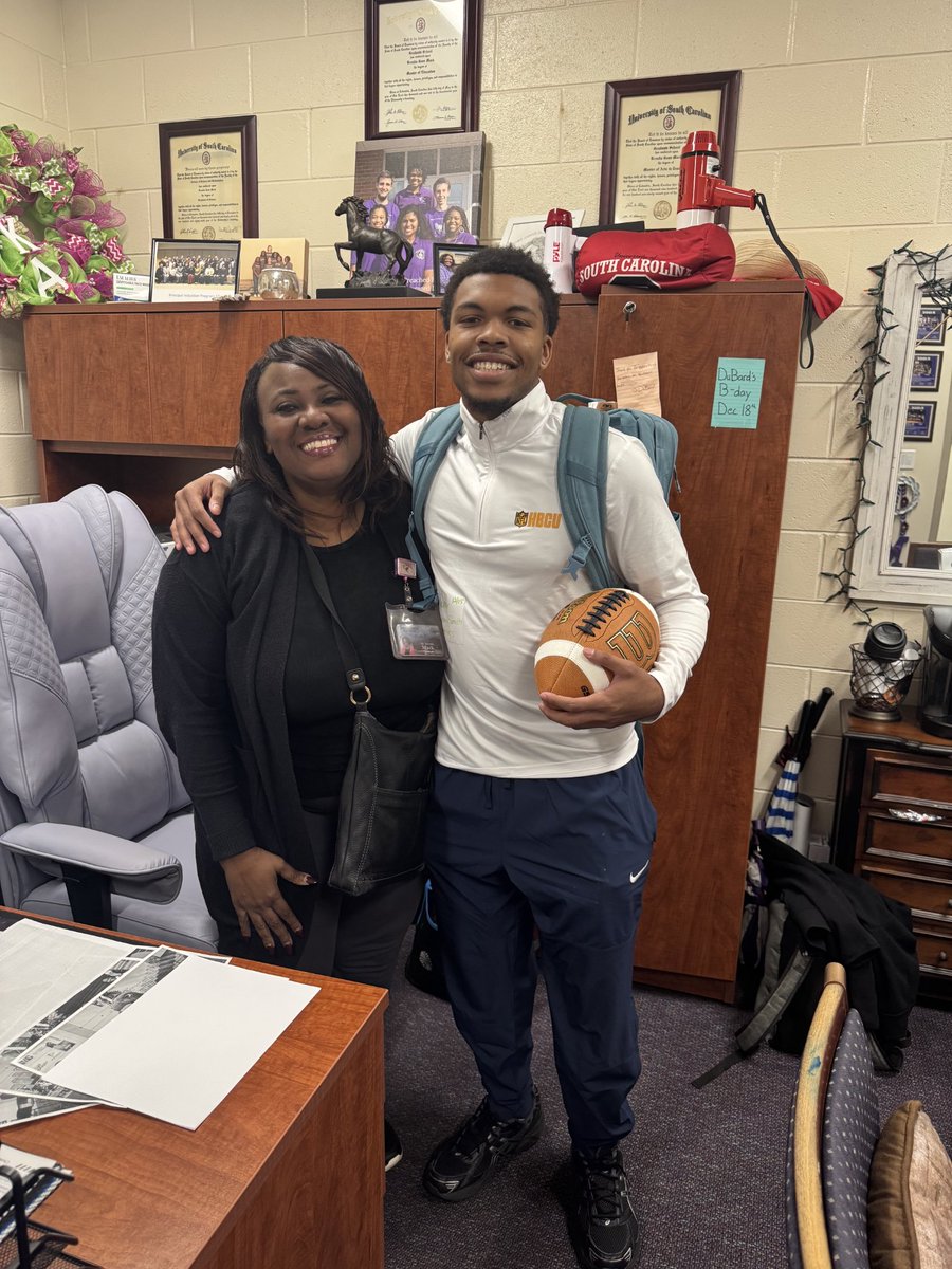 RidgeViewF_Ball's tweet photo. It's always a great feeling that right after having the game of his career Jordan Smith came back home to #ViewCounty. Welcome back J2! @DrBrendaMack is always happy to see one of her babies. #AlwaysABlazer https://t.co/3w8u1pxrEJ