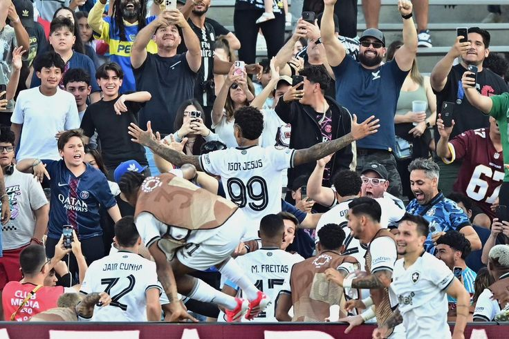 EspacoGlorioso's tweet photo. A aura que foi essa comemoração aqui do Igor Jesus. https://t.co/F47sC1SxXi