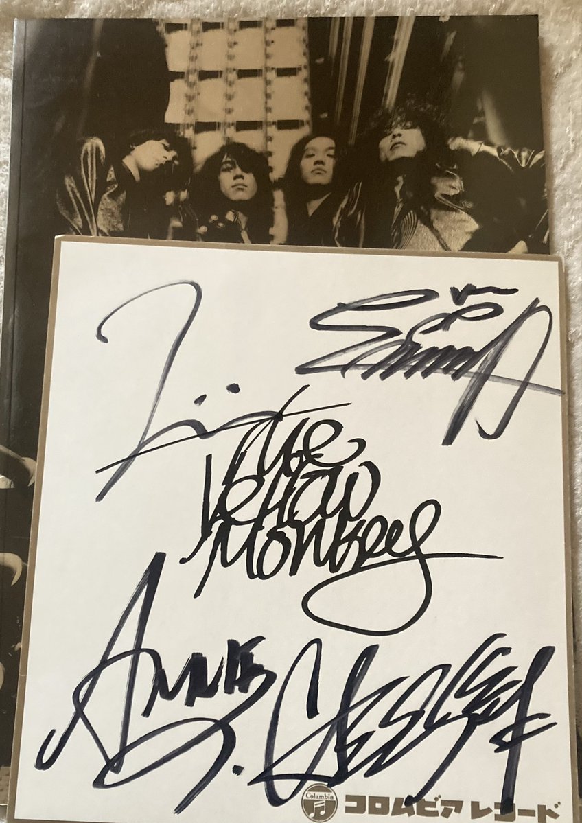 パンフを買ったら サイン色紙が付いて来た✨ 大サービスなTHE YELLOW