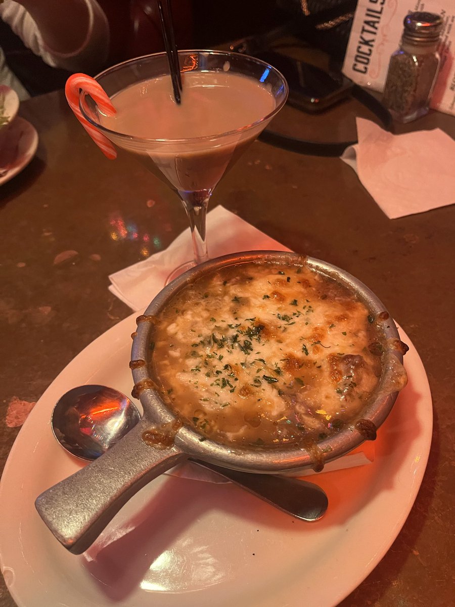 Heroplenty's tweet image. Always fun having dinner at a place that’s in the Neighborhood.  I feel like it’s 1965 all over again every time I’m in this joint, Pizza Night on Tuesday rips! #TuesYay #WestSide ❤️