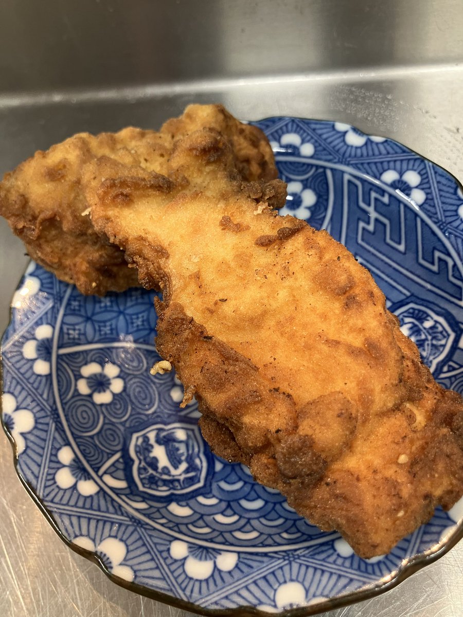 chuukasobazusa's tweet photo. こちらも不定期販売⁉️
揚げエノキに代わって新たなきのこ、
Age
Eringi
Unleash
Guilty
AEUG爆誕🍄
エリンギ自体には味をつけず、衣の方に重点を置いた仕上がりになってます!
1個150円です💯数量限定です。
#中華そば須紗 #AEUG https://t.co/mZ3GbALJbU