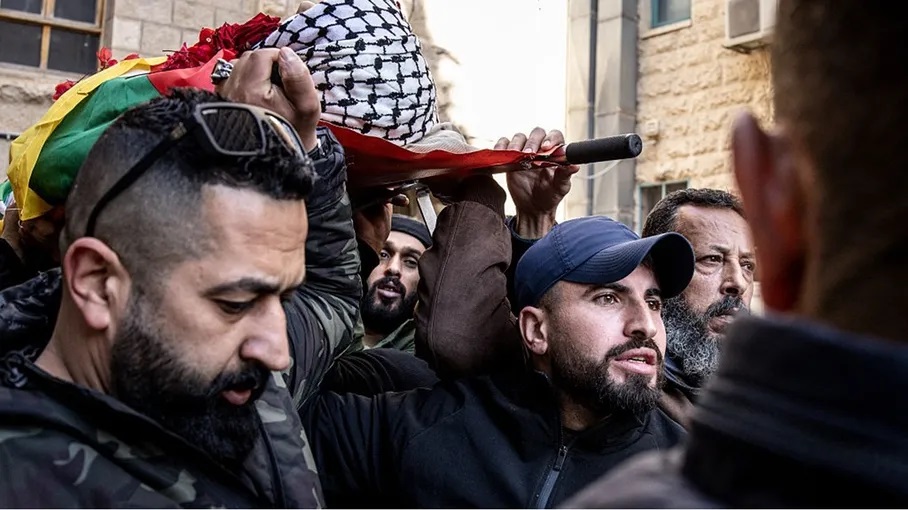 شهيد برصاص مستوطنين قرب بيت لحم .. وهدم منازل ببلدات في رام الله والقدس 