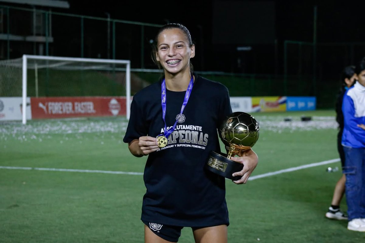 Seguramente, el de hoy fue el último partido de Claudia Martínez con la camiseta de Olimpia. Si es así, se irá como SUPERCAMPEONA, MEJOR JUGADORA del fútbol femenino paraguayo y con una histórica transferencia récord cercana al millón de dólares. Ganó 2 títulos en 72 horas.