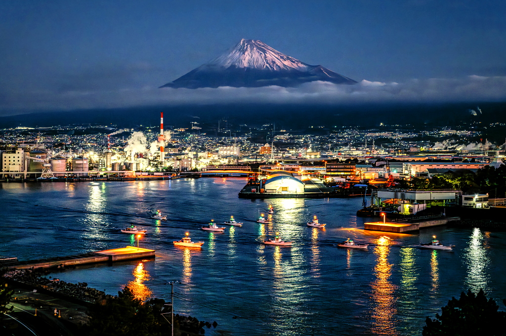 taitan21's tweet photo. おはようございます。
夜明けの港からの富士山としらす漁出漁風景です！ https://t.co/yWu4An0Xwf