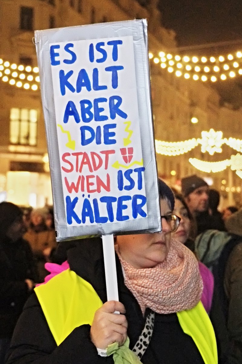 apex_archive's tweet photo. 1)
Protest gegen den tiefgreifendsten #Sozialabbau der 2.Republik (womögl. der 2. und der 1.Rep.) in Wien, durch die @Stadt_Wien (d.i. die @SP_Wien ).
#reportage #soziales #asozial #SPOEwien #StadtWien #Defizit #Krise #Wien #demonstration #protest https://t.co/4HgO34iDas