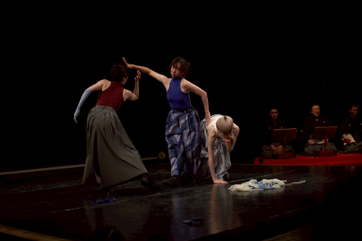 双面ディレイ。本日12月17日千秋楽！15時と19時です。このURLでは公演ギリギリまで販売いたします。紙チケットなしでメール画像でご入場いただけるシステムにしました。写真は初日の記録です。誰もみたことのない双面。photo by Aya Watanabe　frasco2023.base.shop/items/119324925