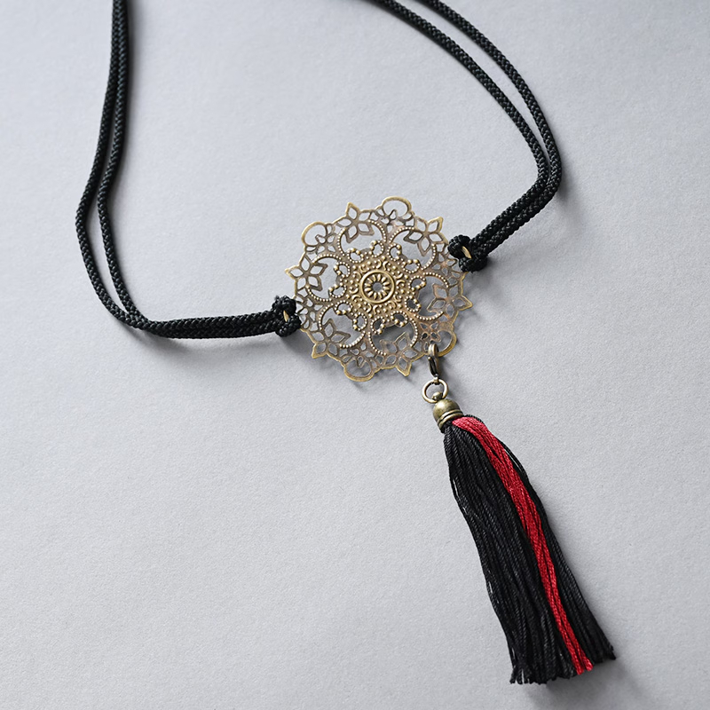 【pick up】宵星の帯締め

クラシカルな輝きを添える、チャーム付きの飾り帯締め。取り外しも可能な2色で構成されたタッセルは、動くたびにしなやかに揺れて、目を引くアクセントに。
モダンとクラシカルのバランスが美しく、洗練された存在感を放ちます。

nos-project.jp/view/item/0000…