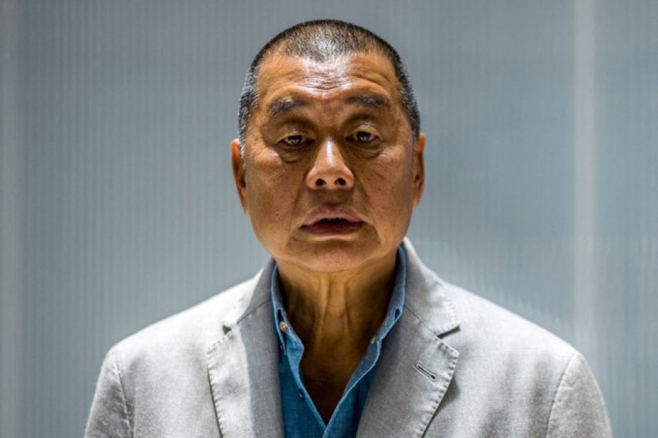 在一个低头成常态的时代，站直本身就值得敬重

黎智英自己可能也没想成为什么英雄，甚至他也许并不认为自己做了多么惊天动地的壮举，他只是没有背叛自己的良知，没有背叛自己的尊严；反而是这个时代，变成了连一个成年人该有的判断与底线，都显得格外罕见。