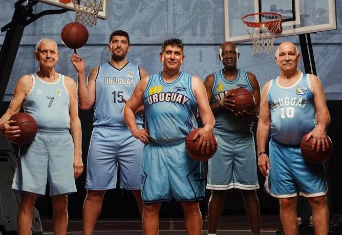 43. La otra pelota (2025)
Peli-documental de el básquetbol en Uruguay.
Retrata cómo se vive el deporte y deja en claro lo central que termina siendo para la sociedad jugarlo.

Es emotiva por momentos y muy entretenida.
“Después de la vida… el básquet es el mejor deporte que hay”