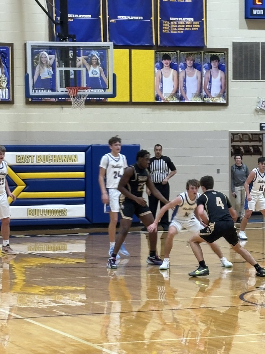 EastBuchMedia's tweet photo. Boys Basketball: HALFTIME
Savannah 28, East Buchanan 24. #EBMedia π https://t.co/j7gHNRuSQZ